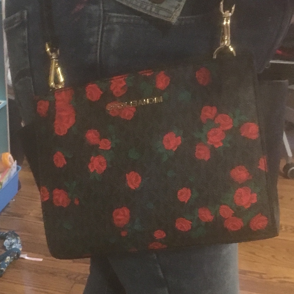 Michael Kors Red rose and black signature Selma